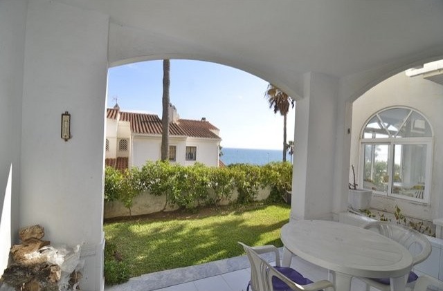 Town House - Lovely townhouse only 100m..