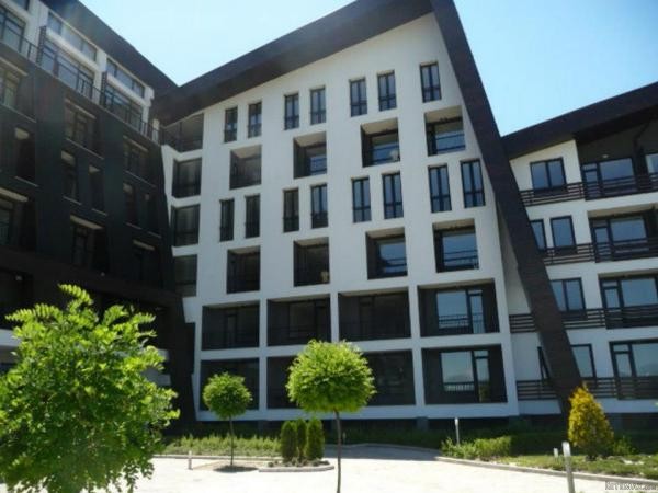1-bedroom apartment with fitted kitchen..
