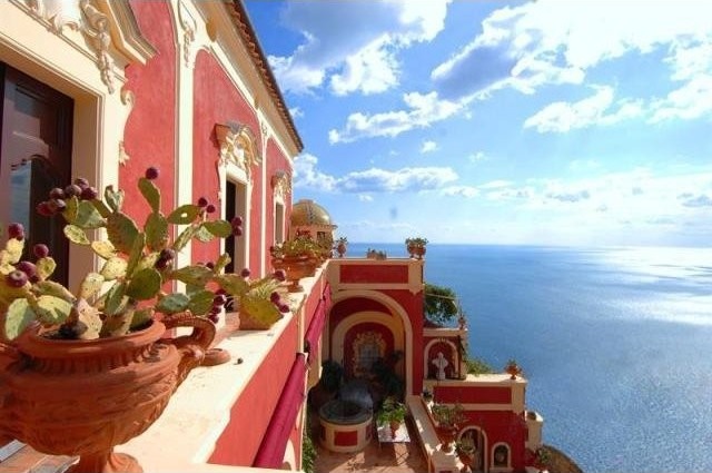 5 bedroom Property For Sale: Amalfi..