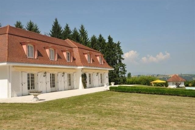 9 bedroom House For Sale: 38300.. - 2