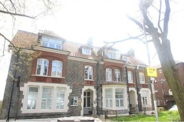 3 Bed Flat/Apartment To Let in London - 2