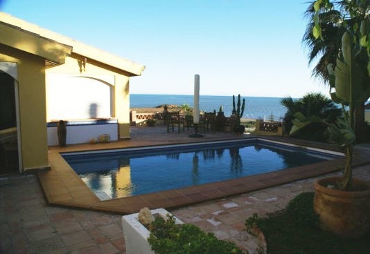 Villa for Sale in Benajarafe 499.000..