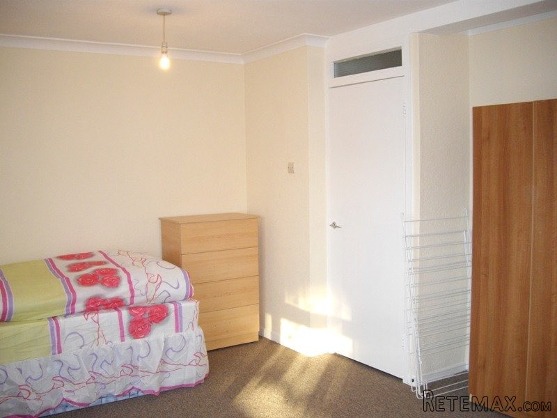 Room share for women, Zone 2, Mile End