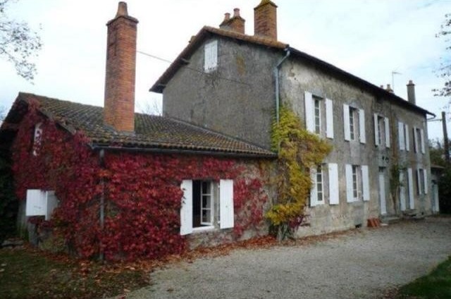 8 bedroom House For Sale: 79300 AU.. - 2