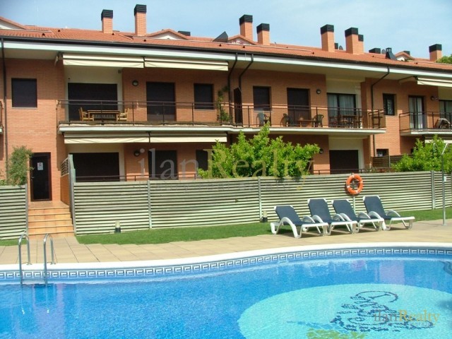 Cosy apartment with swimming pool and..