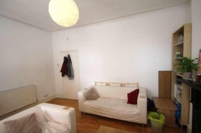 3 Bed Flat/Apartment To Let in London - 2