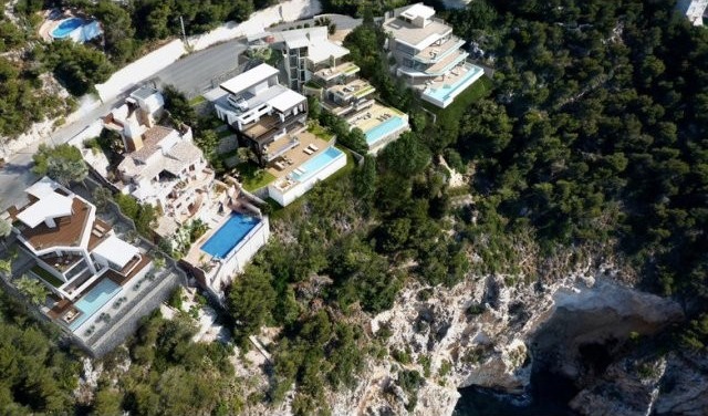 Impressive New Build Fantastic Location..