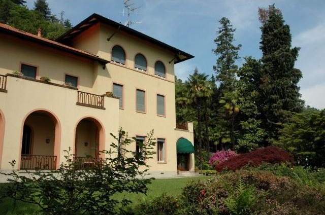 11 bedroom Villa For Sale: Arona, IT