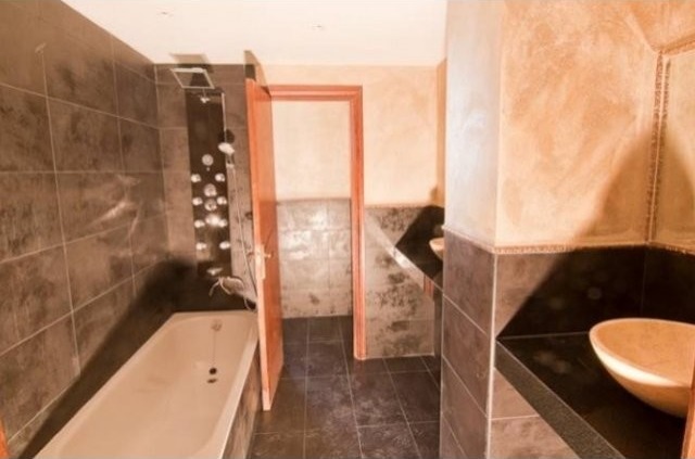 Large Reformed Flat In Paseo Maritimo.. - 2