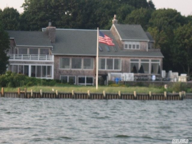 11 Convent Rd Center Moriches, NY 11934