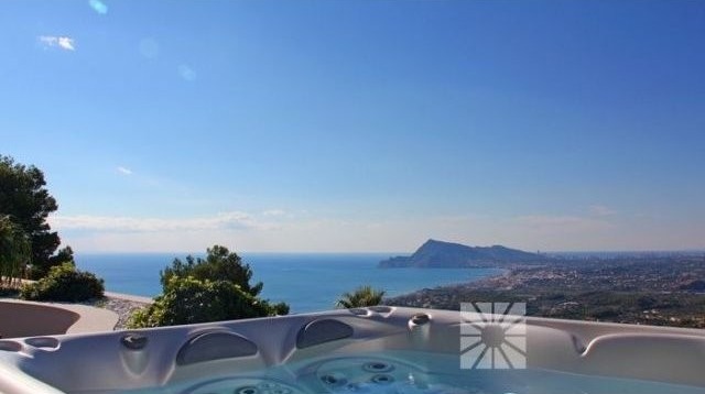 Luxury apartment with stunning sea views