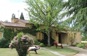 Attractive Country House With Guest..
