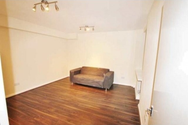 2 Bed Flat/Apartment To Let in London - 2