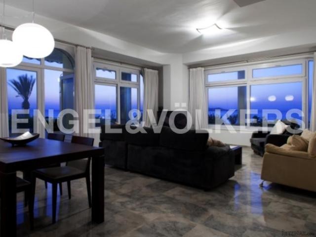 Offering luxury apartment in 1st line..