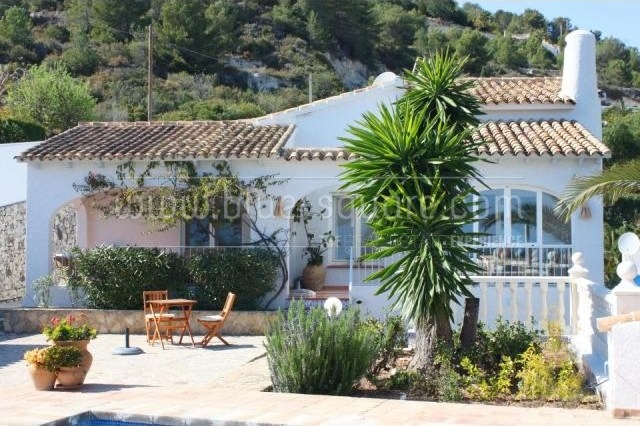 Romantic 3 bedroom villa with sea views