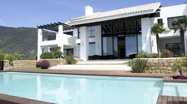 8 bedroom detached villa for sale