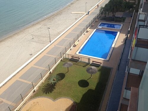 * STUNNING BEACH LOCATION