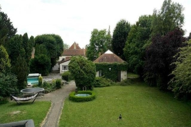 Character For Sale: 63260 EFFIAT - 2