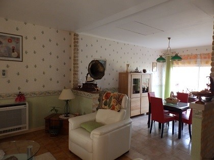 Well presented 3 bedroom bungalow - 2