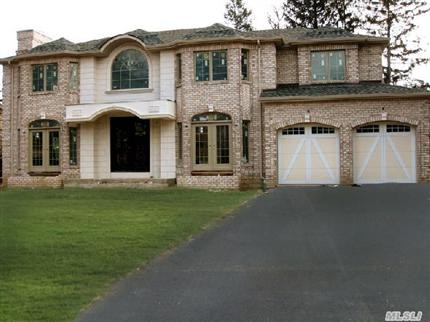 8 Knoll Ln Roslyn Heights, NY 11577