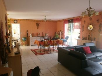 Lovely 4 Bedroom House On 2.433m2 - 2
