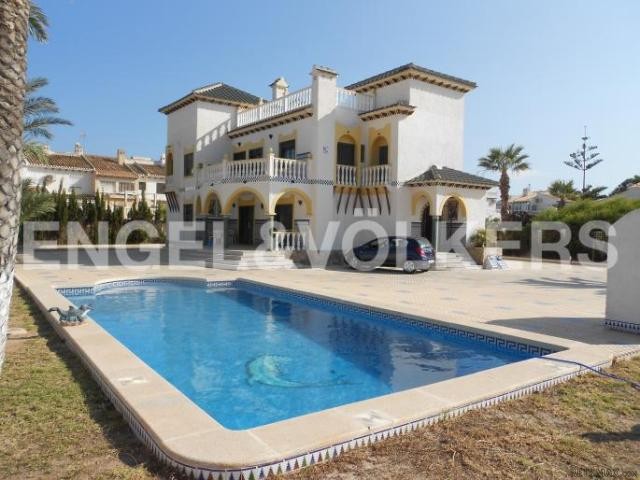 FRONTLINE BEACH VILLA IN LA ZENIA