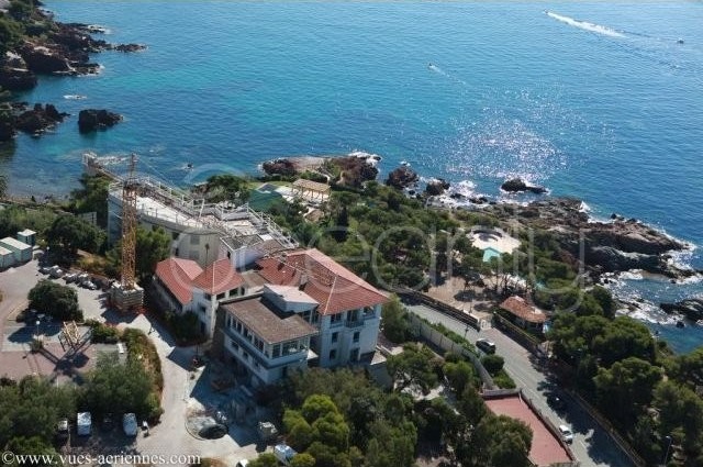 Stunning 2 bedrooms waterfront..