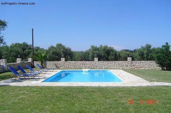 Pretty stone villa with pool on.. - 2