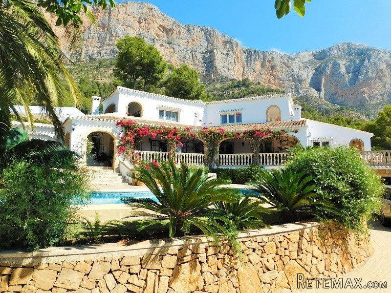 Sensational 5 Bedrooms 5 Bathrooms..