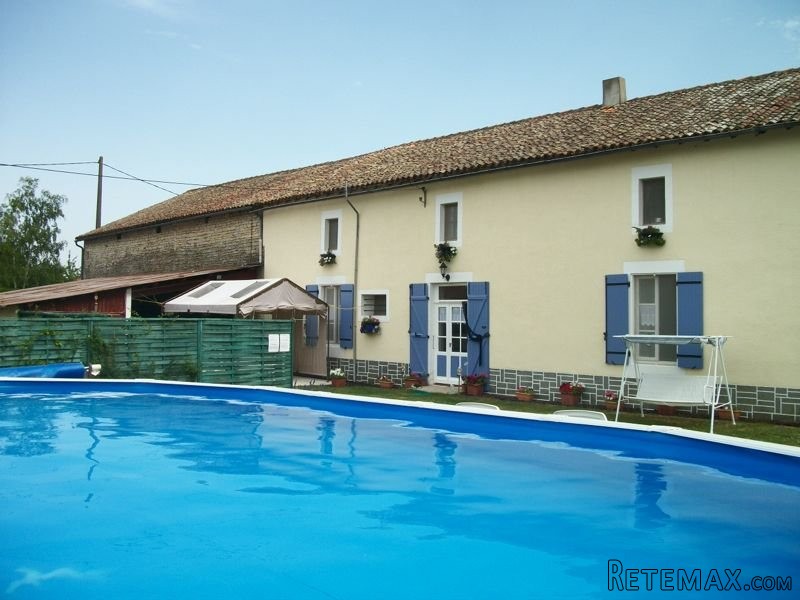 Detached 6 Bed House + Above Ground Pool - 2