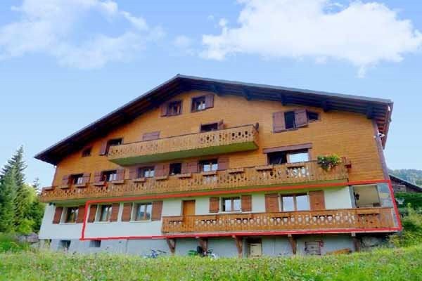 Large 2 bedroom apartment 100m from Les..