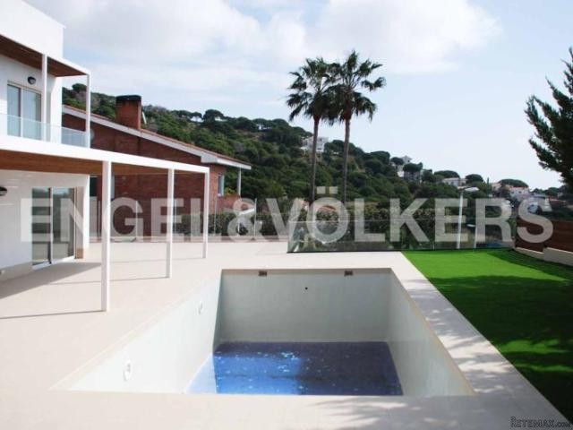 Bright house in exclusive residential..