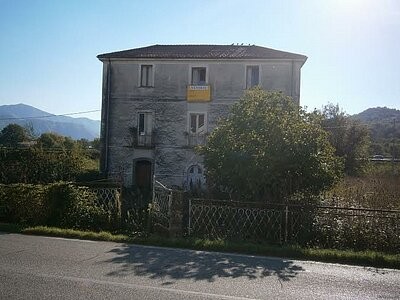 Large stunning detached property ideal..