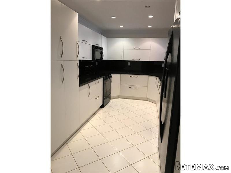 2 bedroom Flat For Sale: 151 Crandon..