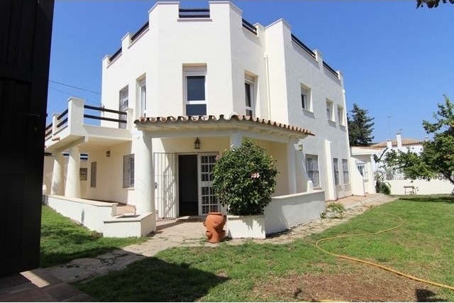 4 Bedrooms - Villa - Malaga - For Sale