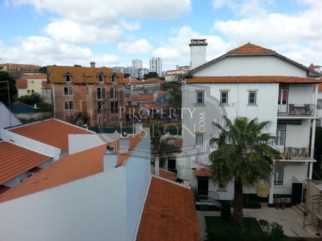 Fully Renovated T2 Apartment with..