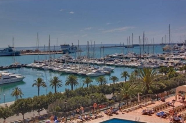 Large Reformed Flat In Paseo Maritimo..