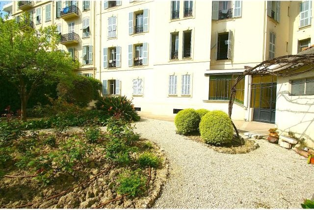 Three bed apartment in ideal location - 2