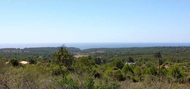 Rustic plot with fantastic sea views..