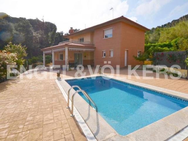 Spacious house near the sea. Costa..