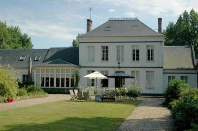 9 bedroom House For Sale: 80550 LE.. - 2