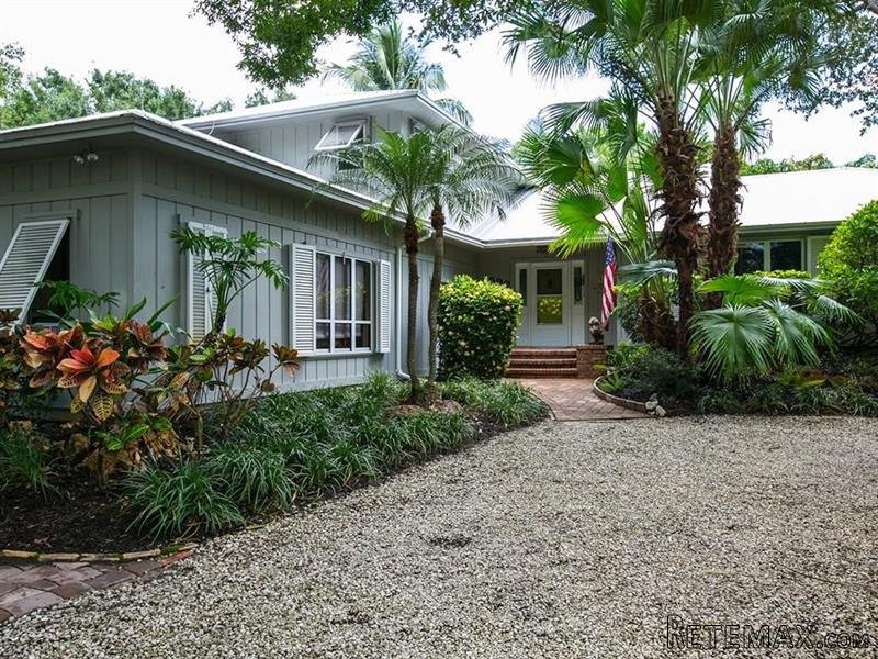 3 bedroom House For Sale: 590 11th.. - 2