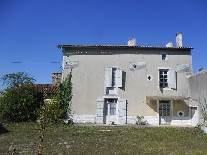 Charentaise farm complex in the heart..