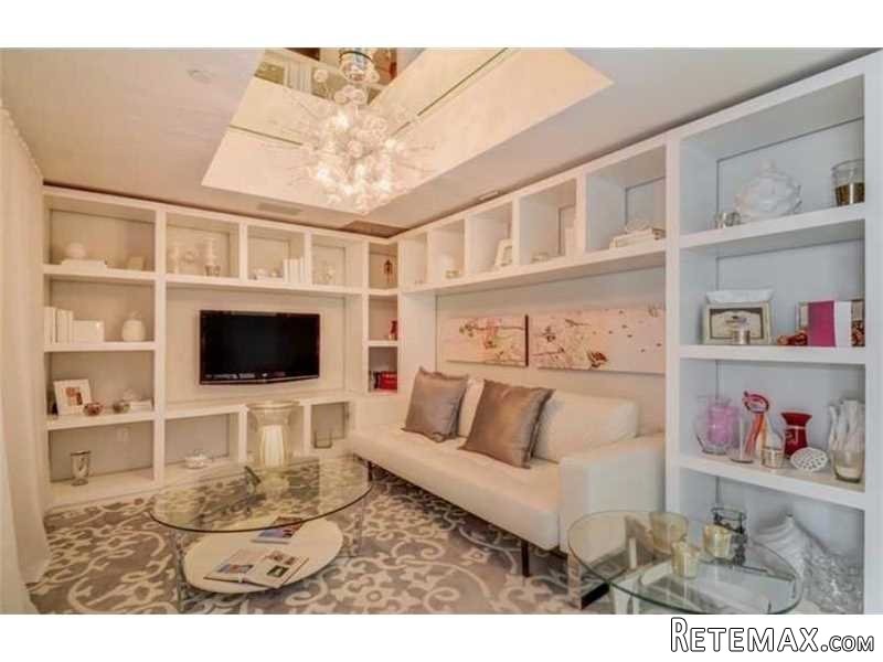 2 bedroom Flat For Sale: Miami 33131