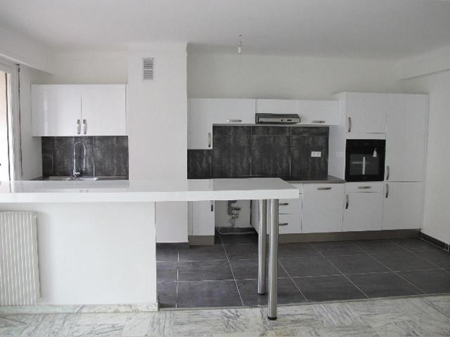 Lengthy balcony with quiet courtyard - 2