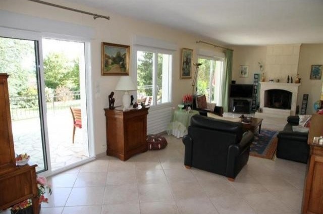 6 bedroom Villa For Sale: 86270 LA.. - 2
