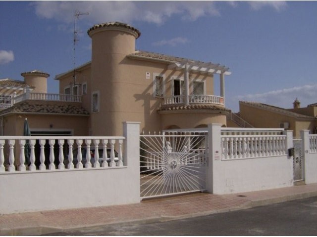 3 Bedrooms - Villa - Alicante - For Sale