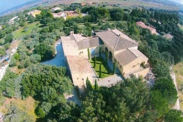 7 Bedroom Country House For Sale - 2