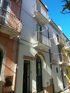 Beautifully restored townhouse close to..