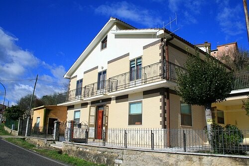 Large detahced property with.. - 2